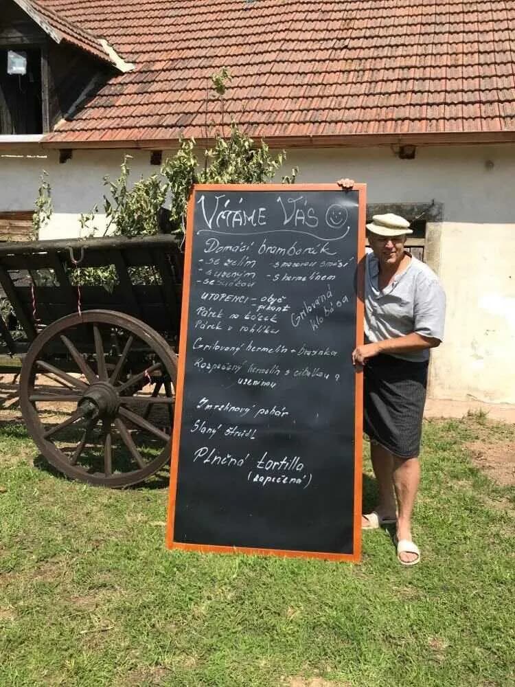 ŠTĚDRÝ DVŮR