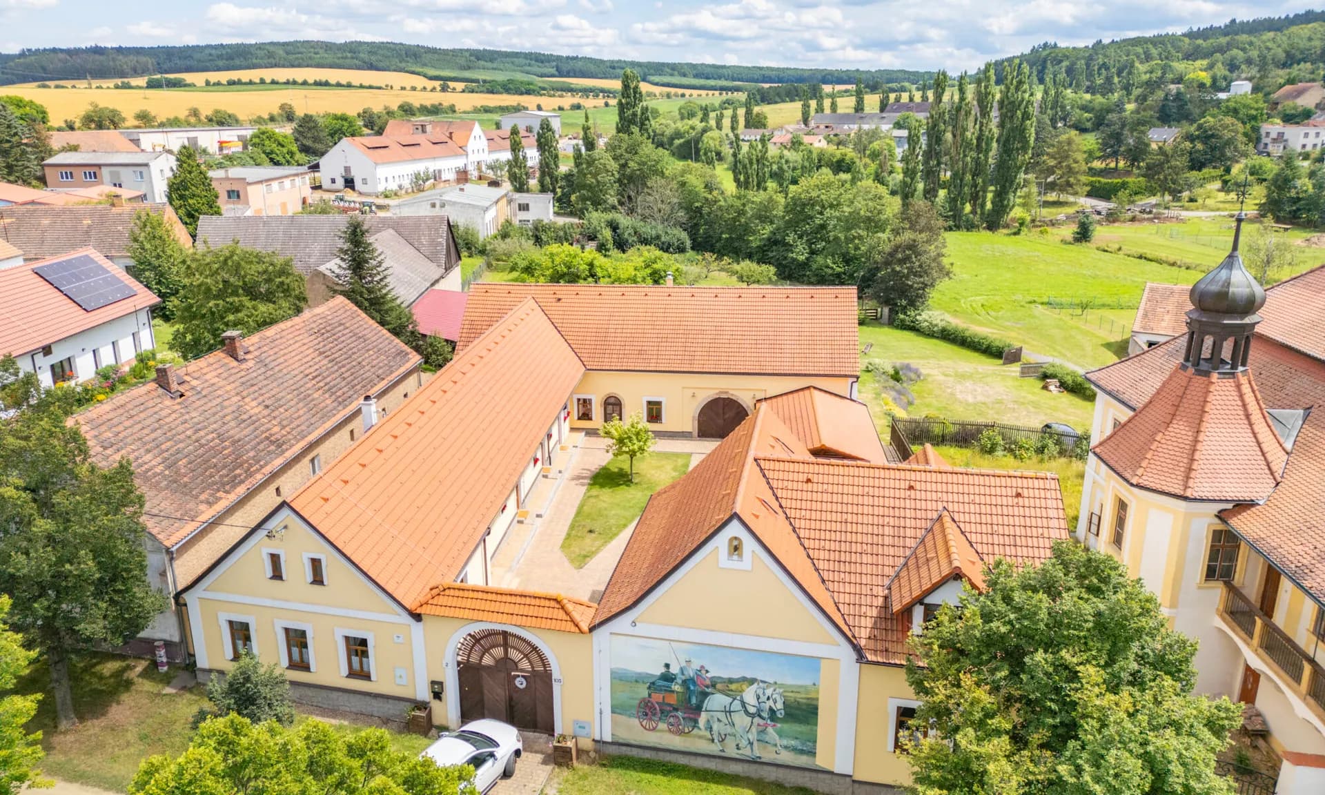 Bušovický dvůr - obrázek 1