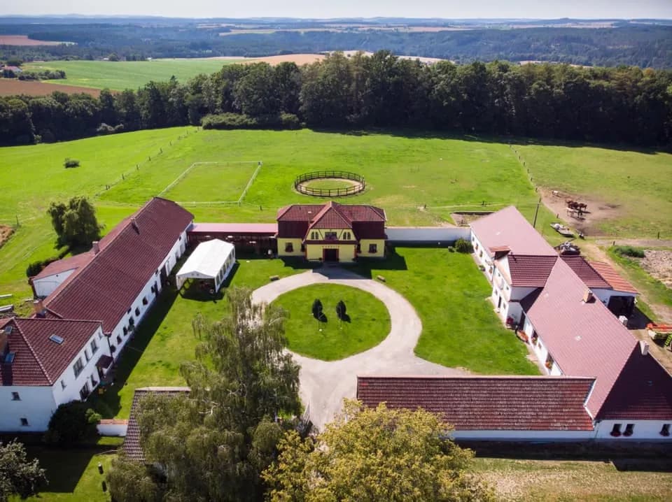 Statek Dvůr Karolín - obrázek 1